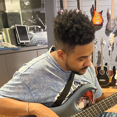 Roberto E. - Freelance Bassist