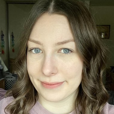 Laura P. - Freelance Graphic Designer