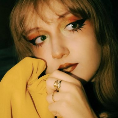 Thaïssa P. - Freelance Graphic Designer