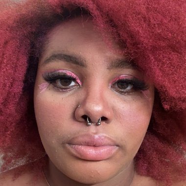 Nina G. - Freelance Content Creator