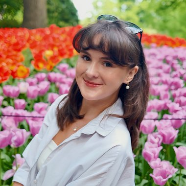 Genevieve H. - Freelance Graphic Designer