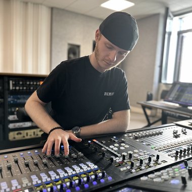 Simon G. - Freelance Mixing Engineer