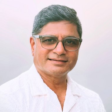Nandu O. - Freelance Graphic Designer