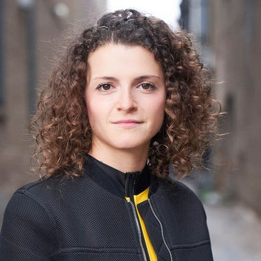 Alice C. - Freelance Pitch Deck Designer