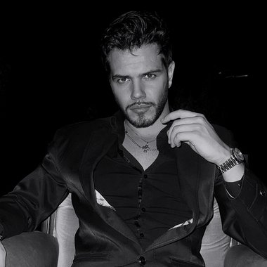 AL123 - Freelance Actor