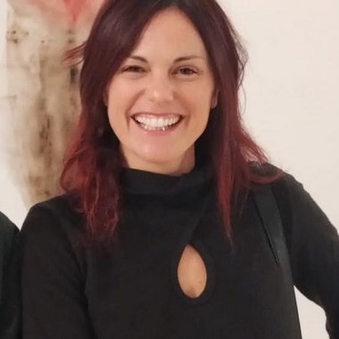 LAURA R. - Freelance Graphic Designer