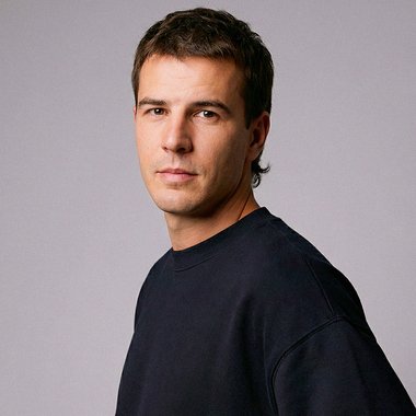 Damien H. - Freelance Graphic Designer