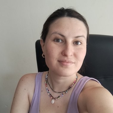 Flor B. - Freelance Graphic Designer