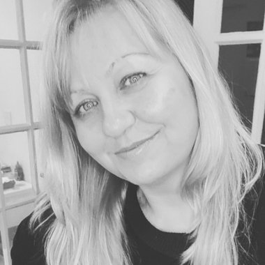 Yvonne H. - Freelance Graphic Designer