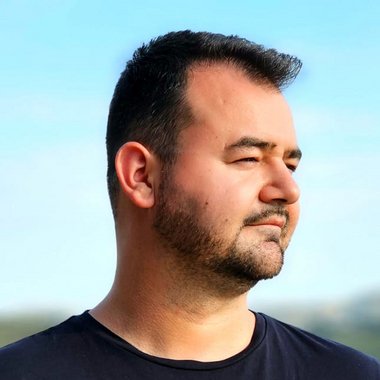 Adrian B. - Freelance Ai Prompt Engineer