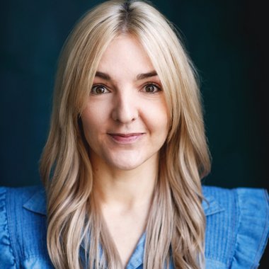 Simone V. - Freelance Graphic Designer