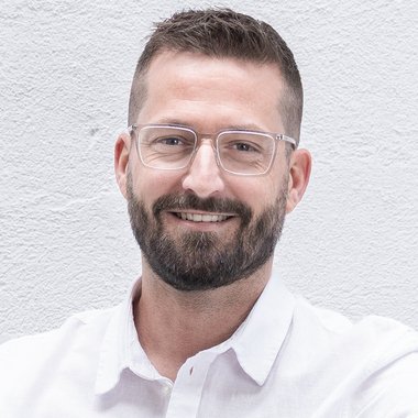 Manuel G. - Freelance Graphic Designer