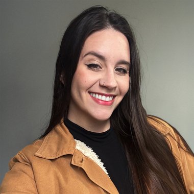Cristina S. - Freelance Graphic Designer