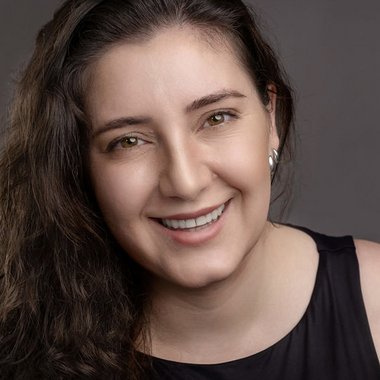 Michelly B. - Freelance Graphic Designer