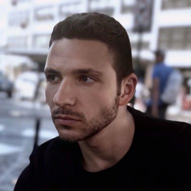 Edward R. - Freelance Designer