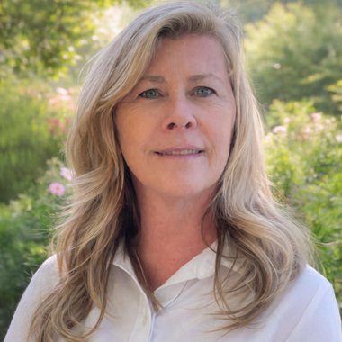 Jenn R. - Freelance Designer
