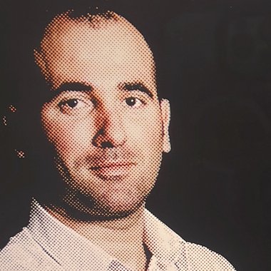 Gustavo B. - Freelance Presentation Designer