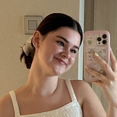 Annie L. - Freelance Artist