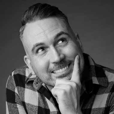 Robert M. - Freelance Designer