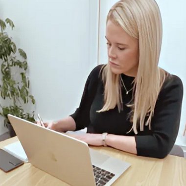 Elizabeth C. - Freelance Pitch Deck Designer