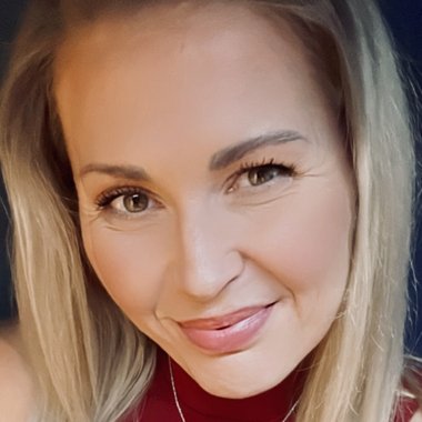 Adéla Š. - Freelance Marketing Analyst