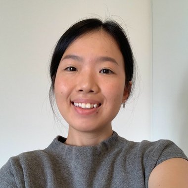 Esther L. - Freelance Social Media Manager