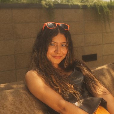 Cami I. - Freelance Graphic Designer
