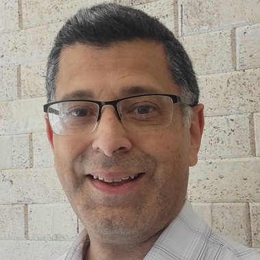 Leo B. - Freelance Graphic Designer