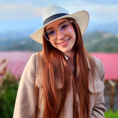 manuela V. - Freelance Graphic Designer