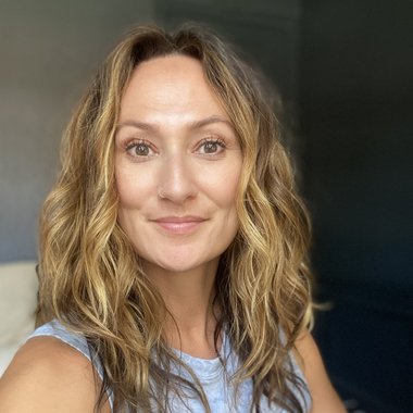 Medea P. - Freelance Graphic Designer