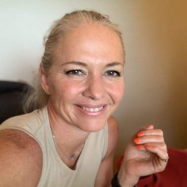 Victoria A. - Freelance Graphic Designer