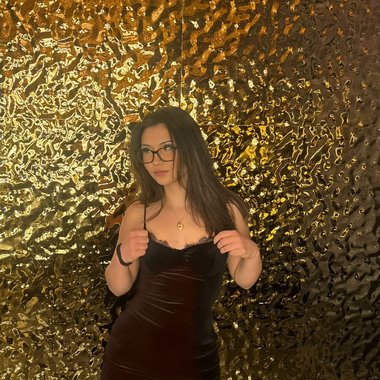 Victoria N. - Freelance Brand Designer