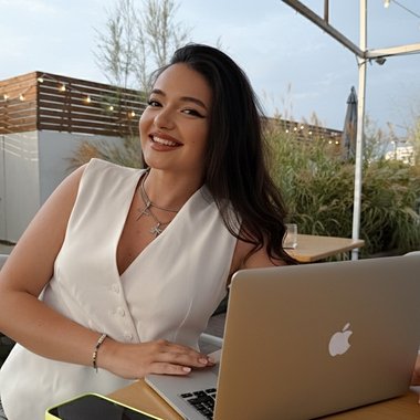 Lorena C. - Freelance Graphic Designer