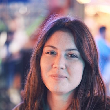 Roxane F. - Freelance Graphic Designer