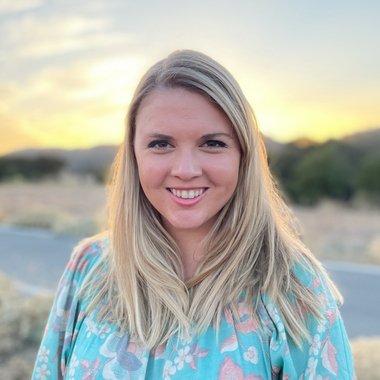 alicia w. - Freelance Graphic Designer