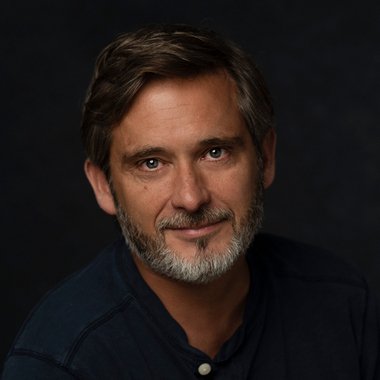 Arthur L. - Freelance Graphic Designer