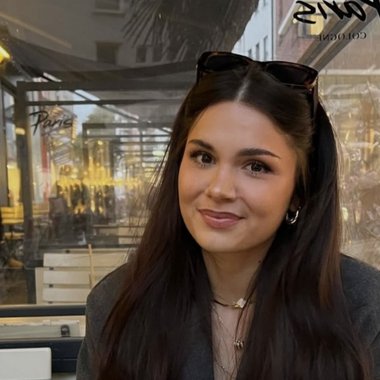 Victoria R. - Freelance Social Media Manager